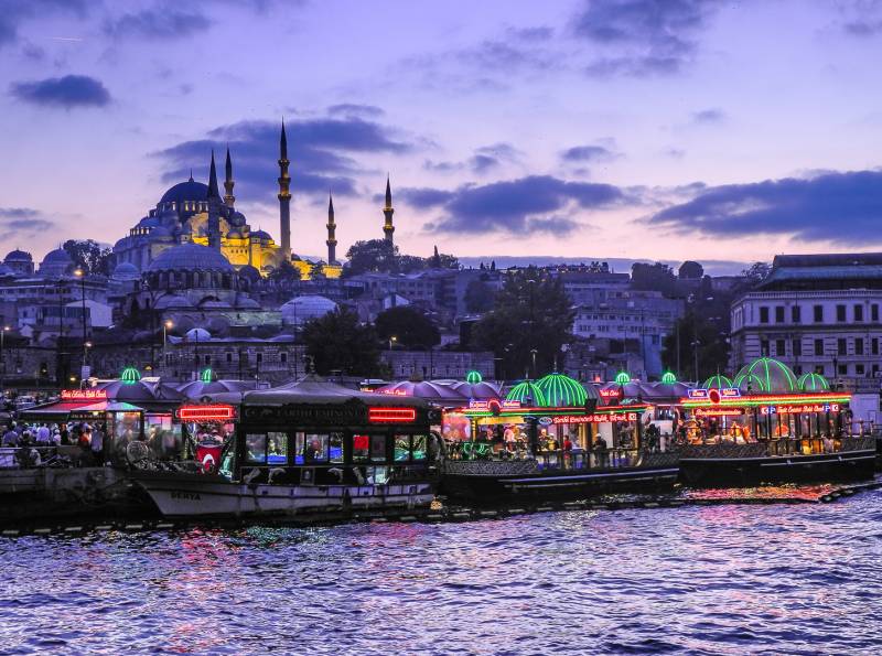 Istanbul Floating Cafes, Sokolskaya  Valentina , Usa